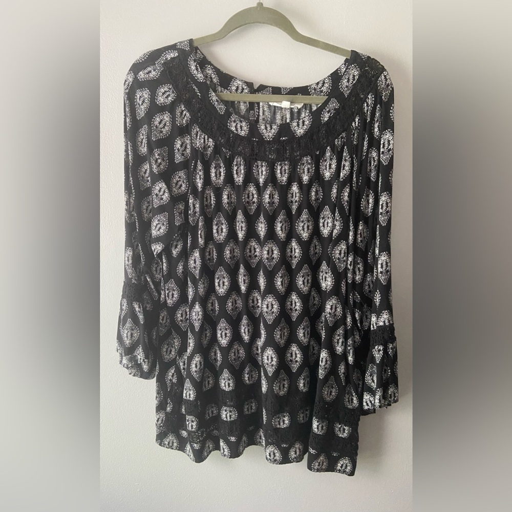 Honey Punch 2x black paisley 3/4 length bell sleeve top with crotchets neckline